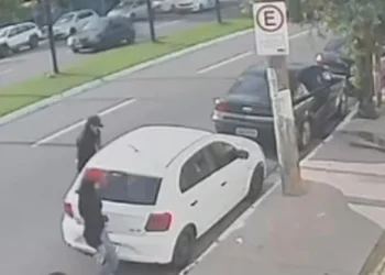 duas-mulheres-furtam-carro-estacionado-em-frente-ao-hospital-das-clinicas,-em-goiania