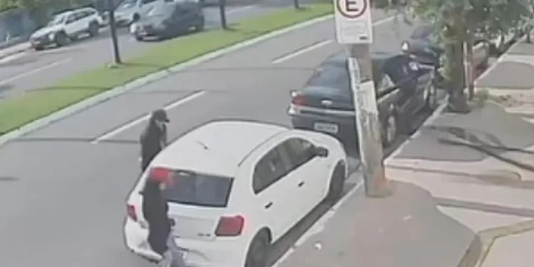 duas-mulheres-furtam-carro-estacionado-em-frente-ao-hospital-das-clinicas,-em-goiania