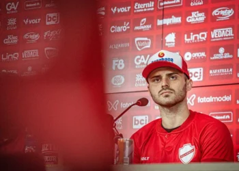 poveda-se-despede-do-vila-e-vira-o-8o-a-deixar-o-clube