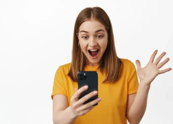 “parassocial”-e-eleita-como-a-palavra-do-ano-do-dicionario-de-cambridge