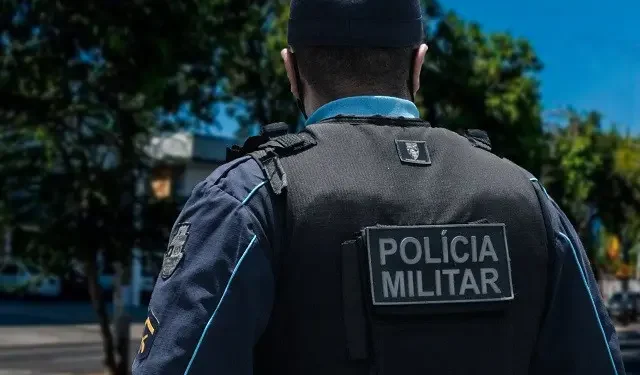 john-lennon-e-expulso-da-pm-apos-atirar-contra-casa-de-colega