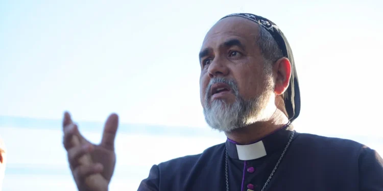 apos-acordao-do-stf,-padre-kelmon-ora-em-frente-em-frente-a-casa-de-bolsonaro