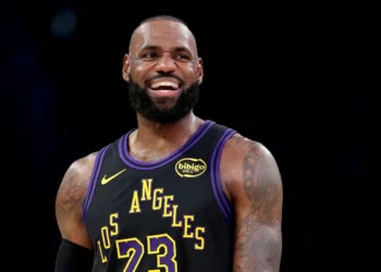 lebron-james-volta-as-quadras-e-surpreende-ao-alcancar-marca-inedita-na-nba