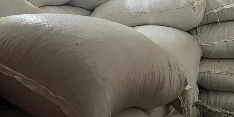 operacao-em-aparecida-apreende-4,5-toneladas-de-palha-usada-para-adulterar-cafe