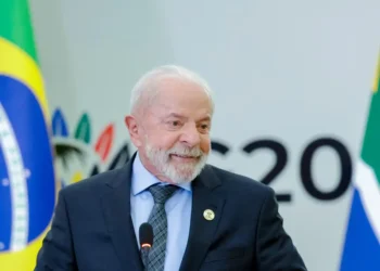 na-africa-do-sul,-lula-diz-que-bolsonaro-devera-cumprir-pena-decidida-pelo-stf