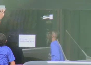 pf-instala-pelicula-blackout-apos-bolsonaro-ser-fotografado-na-superintendencia-em-brasilia