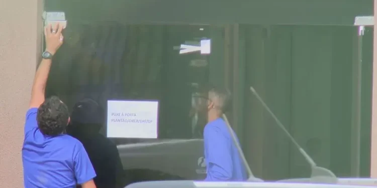 pf-instala-pelicula-blackout-apos-bolsonaro-ser-fotografado-na-superintendencia-em-brasilia