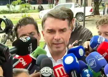 bolsonaro-pede-ofensiva-por-anistia-durante-visita-dos-filhos