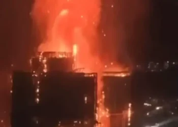 incendio-atinge-complexo-em-hong-kong-e-deixa-13-mortos-e-feridos