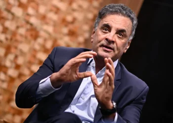 aecio-neves-afirma-que-psdb-avalia-candidatura-propria-a-presidencia-em-2026