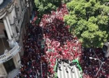torcida-do-flamengo-lota-centro-do-rio-para-celebrar-o-tetracampeonato-da-libertadores