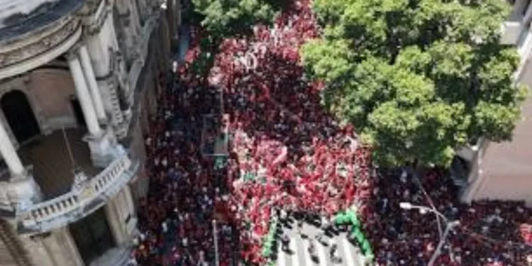 torcida-do-flamengo-lota-centro-do-rio-para-celebrar-o-tetracampeonato-da-libertadores