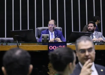 as-estrategias-da-oposicao-para-pautar-anistia,-que-segue-travada