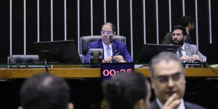 as-estrategias-da-oposicao-para-pautar-anistia,-que-segue-travada