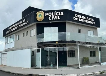 motorista-vai-a-delegacia-buscar-informacao-e-acaba-preso-por-embriaguez-em-mineiros