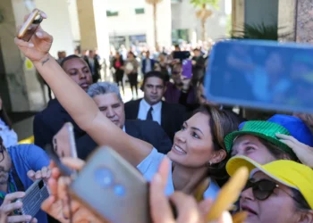 michelle-desenha-o-bolsonarismo,-pois-o-marido-quer-candidatos-raiz