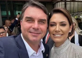 em-visita-ao-pai,-flavio-bolsonaro-diz-ter-selado-tregua-com-michelle-apos-trocas-de-farpas