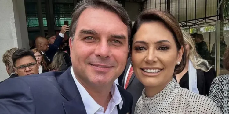 em-visita-ao-pai,-flavio-bolsonaro-diz-ter-selado-tregua-com-michelle-apos-trocas-de-farpas