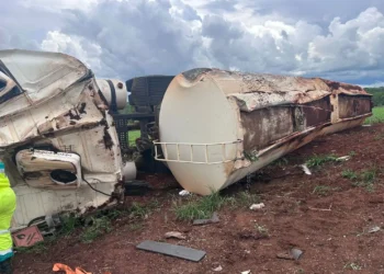 caminhao-carregado-com-45-mil-litros-de-etanol-tomba-em-rodovia-de-rio-verde