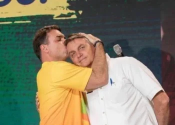 flavio-bolsonaro-confirma-ser-“o-escolhido”-pelo-pai