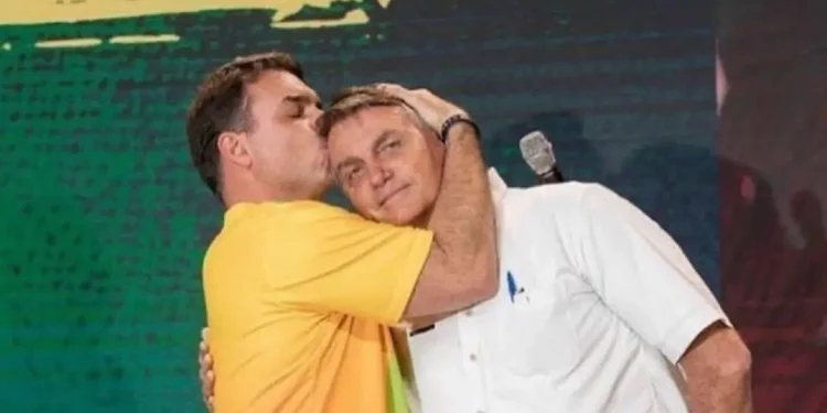flavio-bolsonaro-confirma-ser-“o-escolhido”-pelo-pai