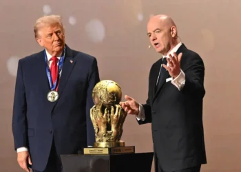 trump-recebe-da-fifa-o-primeiro-premio-da-paz-durante-sorteio-da-copa-de-2026