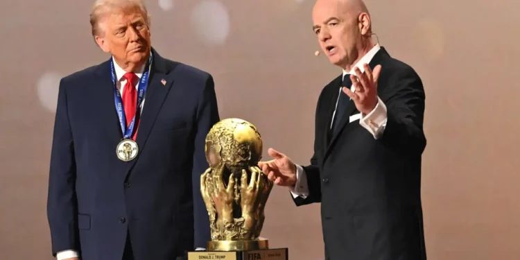 trump-recebe-da-fifa-o-primeiro-premio-da-paz-durante-sorteio-da-copa-de-2026