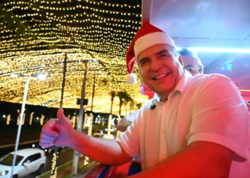 apos-criticas,-mabel-enfim-inaugura-tradicional-iluminacao-de-natal-em-goiania