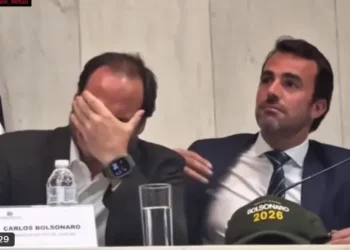 carlos-bolsonaro-se-emociona-e-denuncia-tratamento-ao-pai-na-prisao