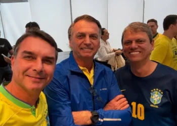 ato-de-bolsonaro-reelegeu-flavio,-mas-provou-que-tarcisio-e-melhor