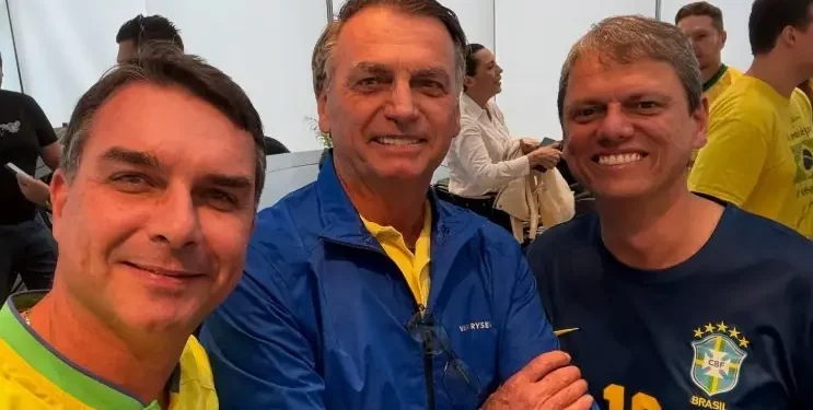ato-de-bolsonaro-reelegeu-flavio,-mas-provou-que-tarcisio-e-melhor