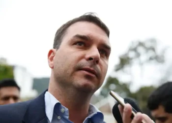 flavio-bolsonaro-tenta-pressionar-congresso-sobre-pl-da-dosimetria