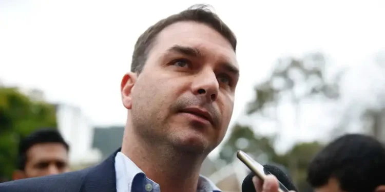 flavio-bolsonaro-tenta-pressionar-congresso-sobre-pl-da-dosimetria