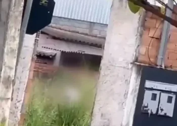 homem-e-flagrado-se-masturbando-em-lote-baldio-no-parque-amazonia,-em-goiania