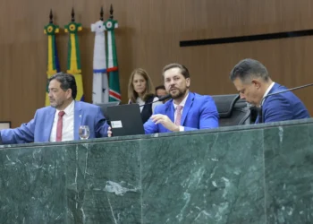 homenagens-e-titulos-dominam-rotina-e-escancaram-baixa-produtividade-da-alego