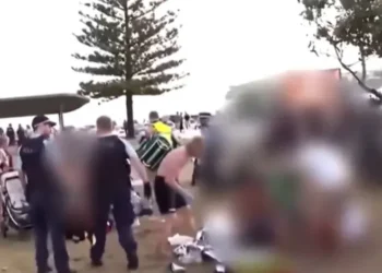 tiroteio-em-evento-judaico-mata-12-na-australia;-suspeito-e-contido-por-civil-—-veja-o-video