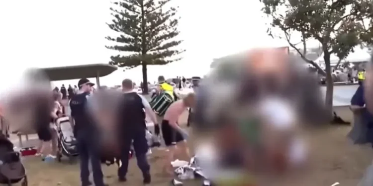 tiroteio-em-evento-judaico-mata-12-na-australia;-suspeito-e-contido-por-civil-—-veja-o-video