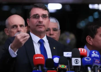 flavio-visita-bolsonaro-na-prisao-e-reforca-pedido-de-cirurgia