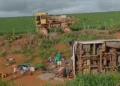 onibus-com-quase-50-passageiros-tomba-na-br-050,-em-campo-alegre-de-goias
