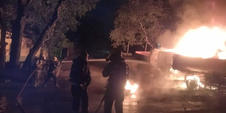 bombeiros-controlam-incendio-de-grandes-proporcoes-no-patio-da-seinfra,-em-goiania