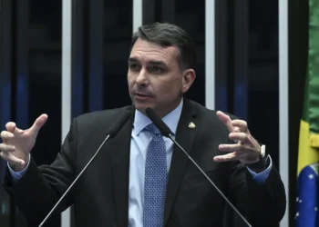 em-vez-de-atrapalhar,-flavio-ajuda-a-direita-sendo-candidato