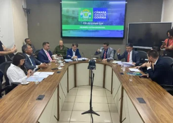 com-criticas-da-oposicao,-cei-da-limpa-gyn-aprova-relatorio-final