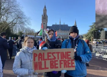 greta-thunberg-e-presa-em-londres-durante-protesto-pro-palestina