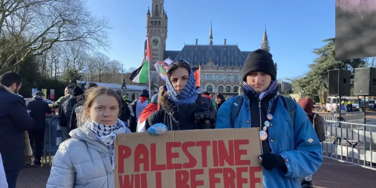greta-thunberg-e-presa-em-londres-durante-protesto-pro-palestina