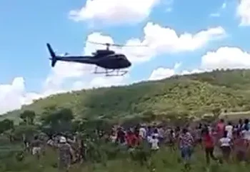 helicoptero-lanca-carne-para-moradores-de-aparecida-de-goiania-e-acao-divide-opinioes