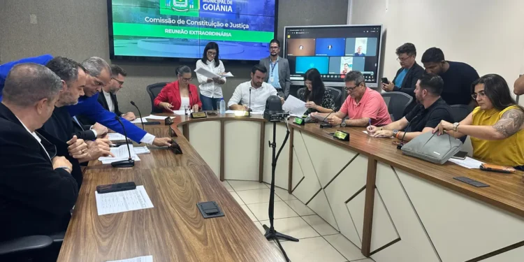 ccj-da-camara-de-goiania-aprova-emenda-da-base-e-trava-revogacao-imediata-da-taxa-do-lixo