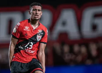 atletico-go-oficializa-venda-de-baralhas-ao-vitoria-por-r$10-milhoes