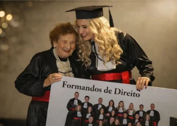 idosa-de-97-anos-conclui-faculdade-de-direito-com-filha-e-neta-e-vira-simbolo-nacional