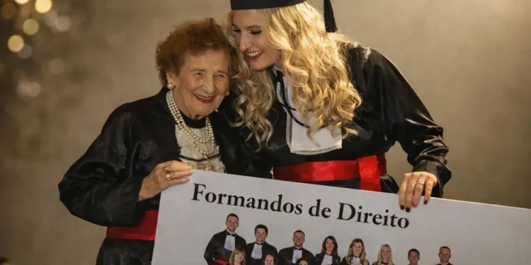 idosa-de-97-anos-conclui-faculdade-de-direito-com-filha-e-neta-e-vira-simbolo-nacional