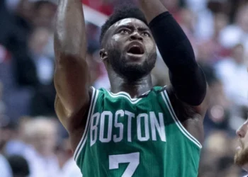 jaylen-brown-iguala-recorde-historico-de-1980,-mas-celtics-tropecam
